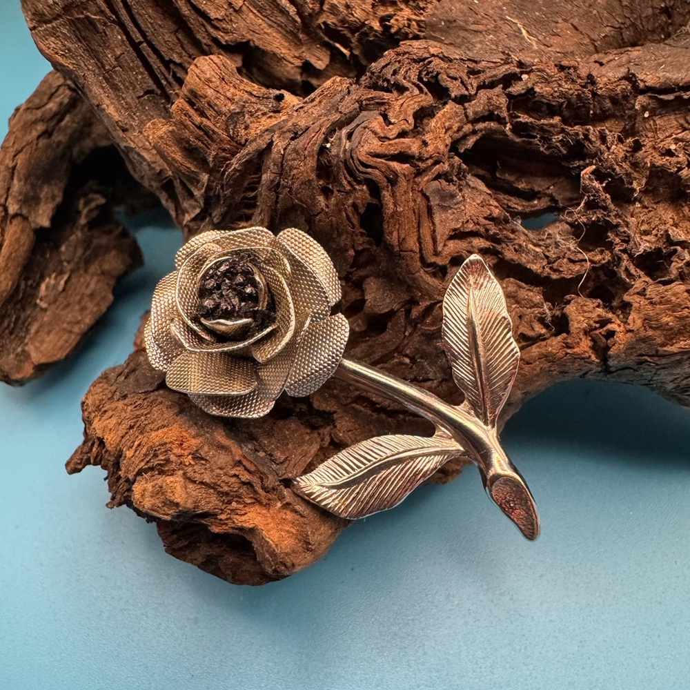 Vintage silver tone rose brooch, EUC. Black resin center. Lovely textured look.